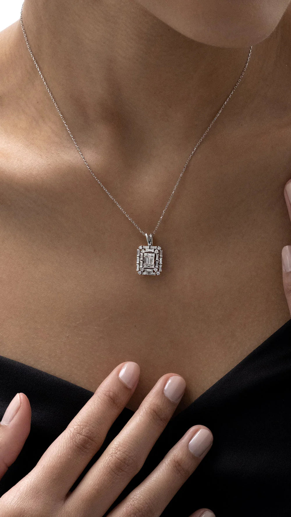 Pırlanta Kolyeler: Işıltılı Bir Duruşun Kalbi La Rosa'da