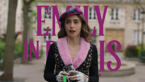 Emiliy'in Stil Kodlarındaki Takılar: Renkli Taşlı Yüzükler, Harfli Kolyeler