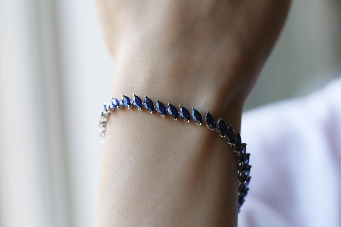 Mavi Büyü: Safir Bilekliklerle Zamanın Ötesine Geçin