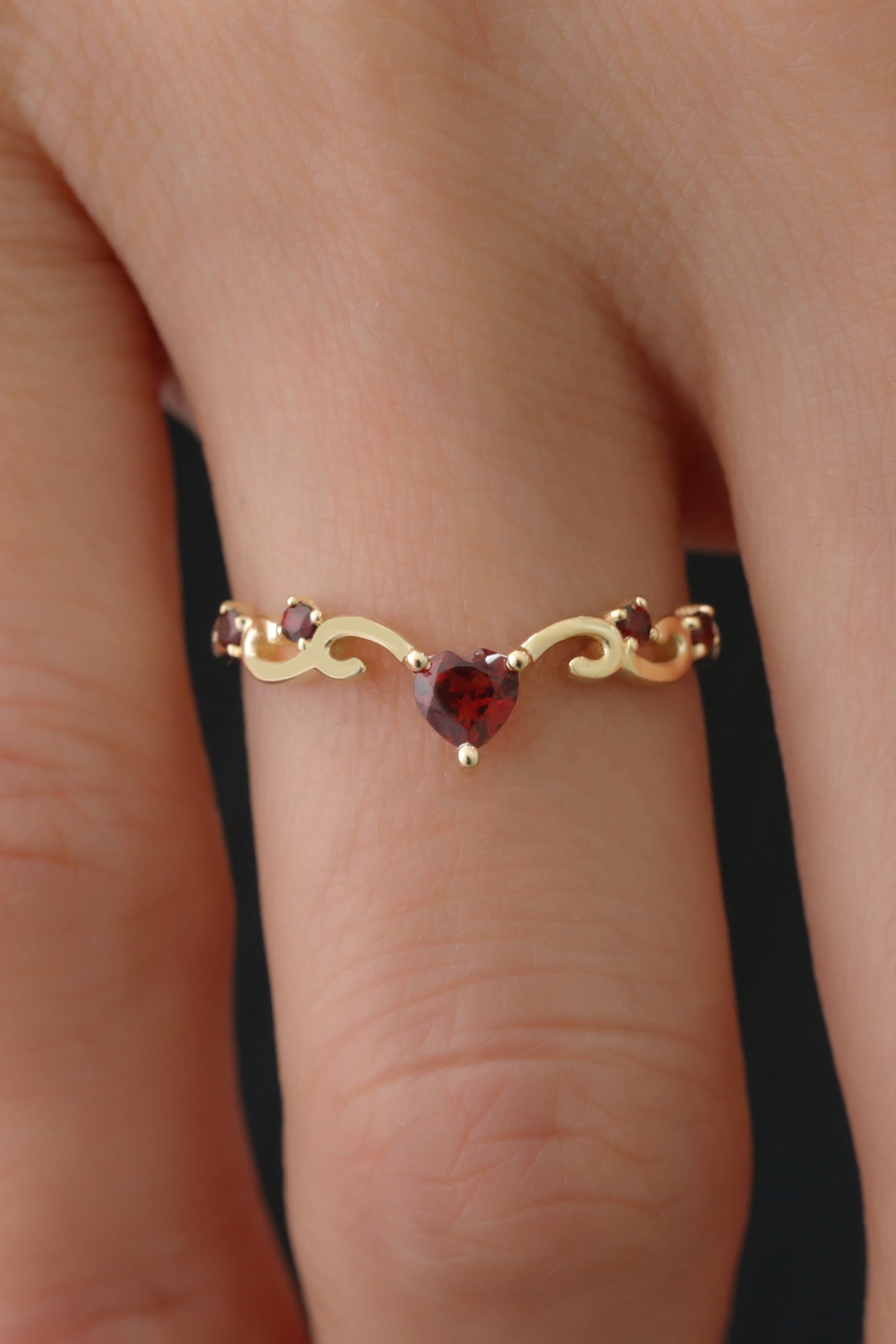 La Rosa Garnet Tutkusu Minimal Altın Yüzük
