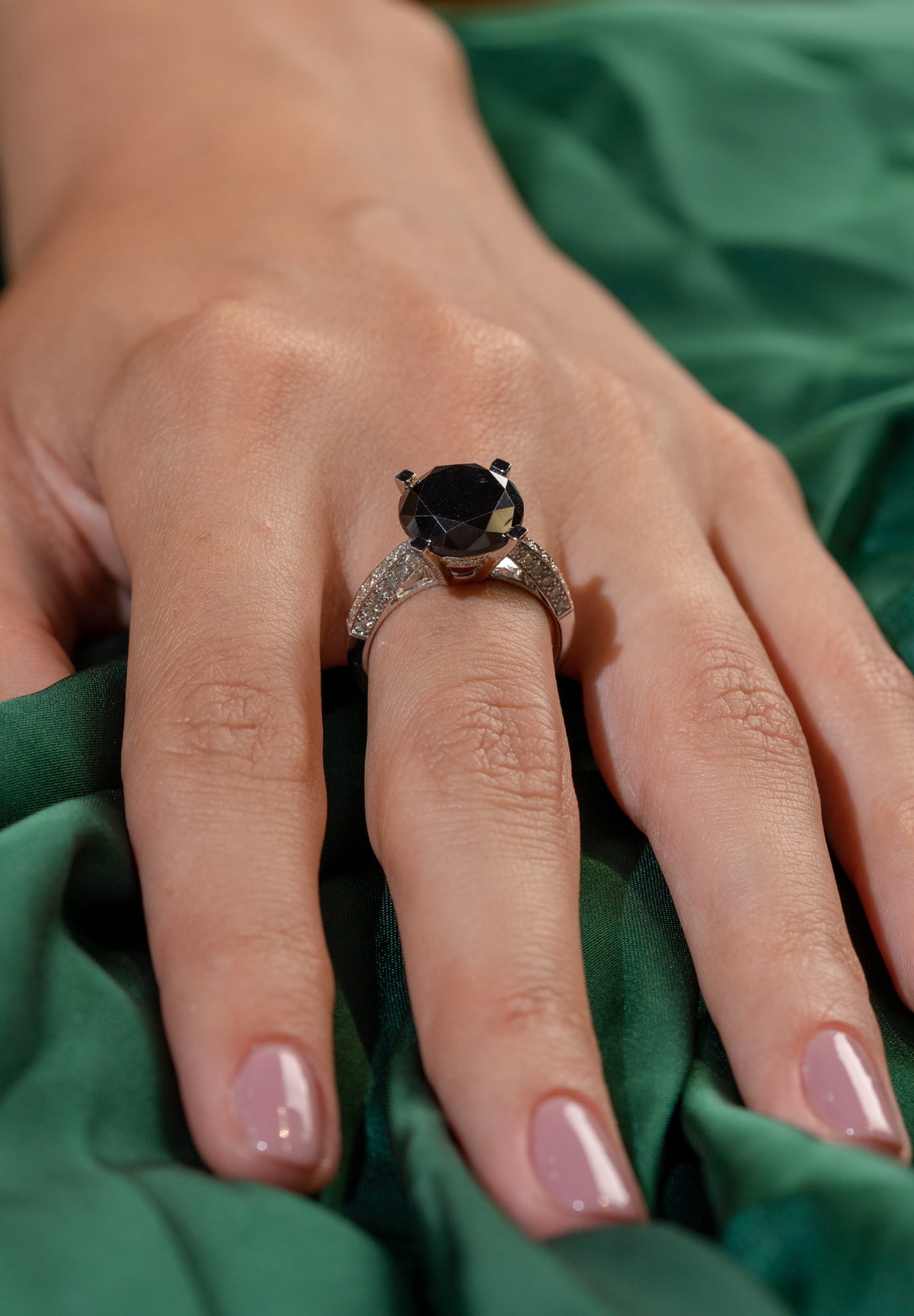 Siyah Pırlanta Yuvarlak Altın Yüzük