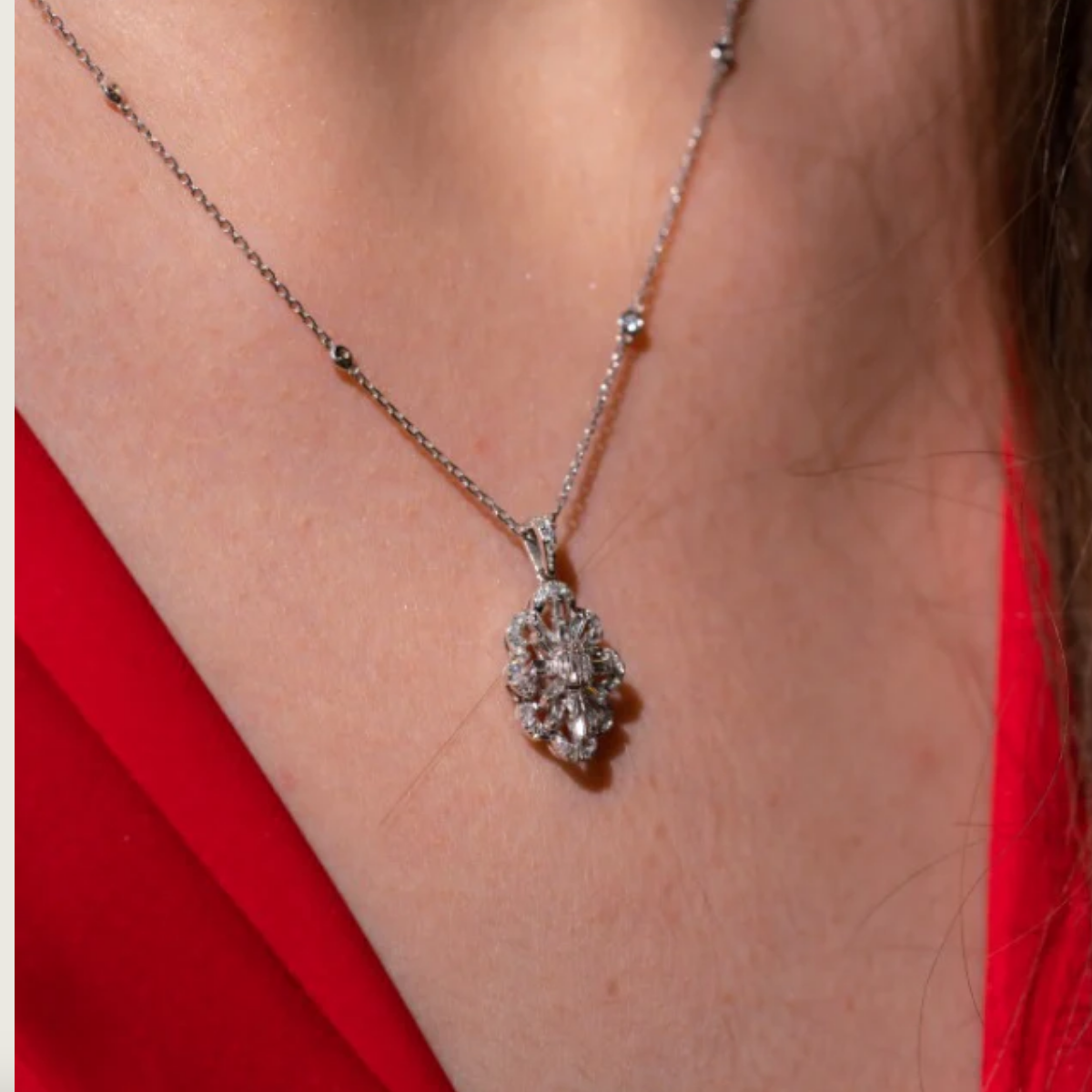 Bahar Çiçeği Baget Pırlanta Kolye