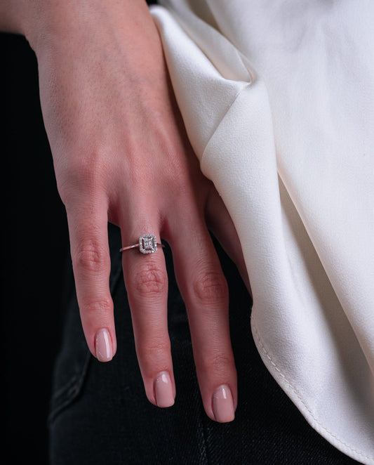 Zarafet Kare Baget Pırlanta Yüzük