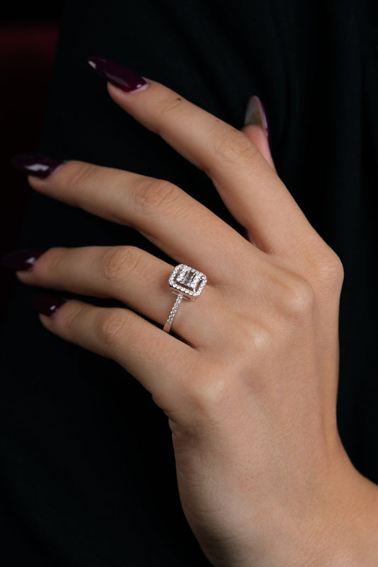 Elegant Halo Baget Pırlanta Yüzük