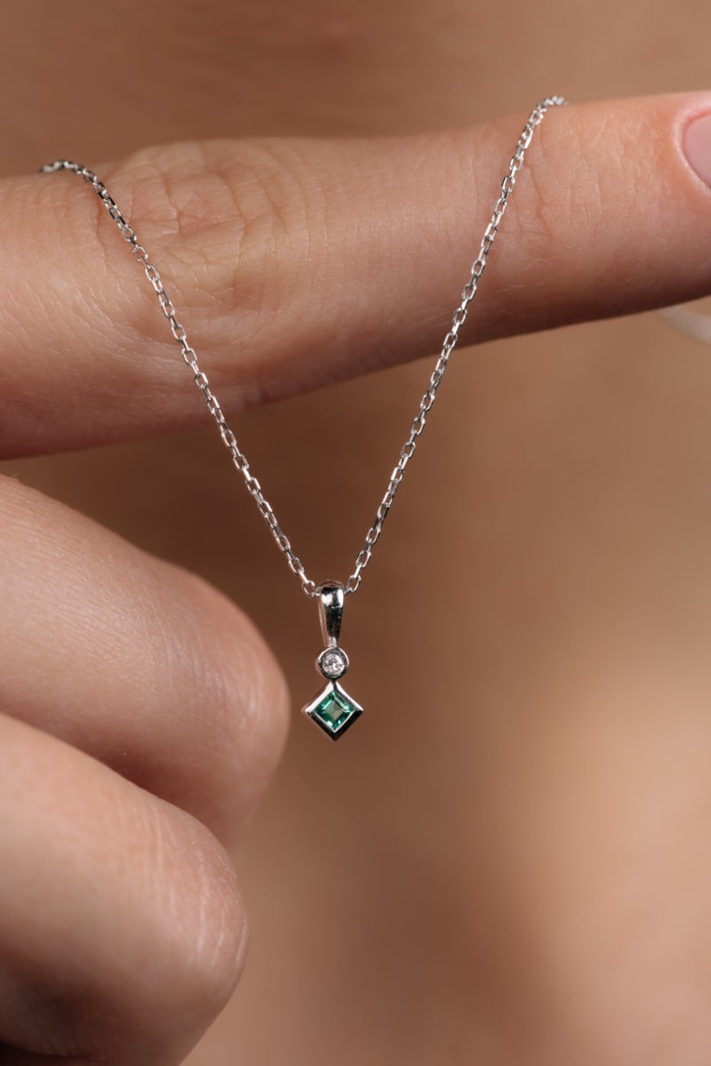 Emerald's Whisper Zümrüt Kolye