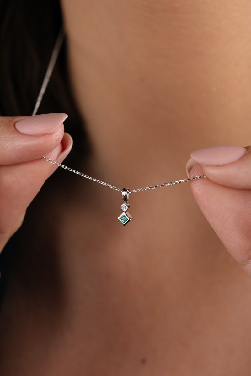 Emerald's Whisper Zümrüt Kolye