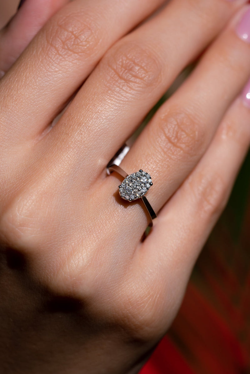 0.26ct Işıltılı Oval Pırlanta Yüzük