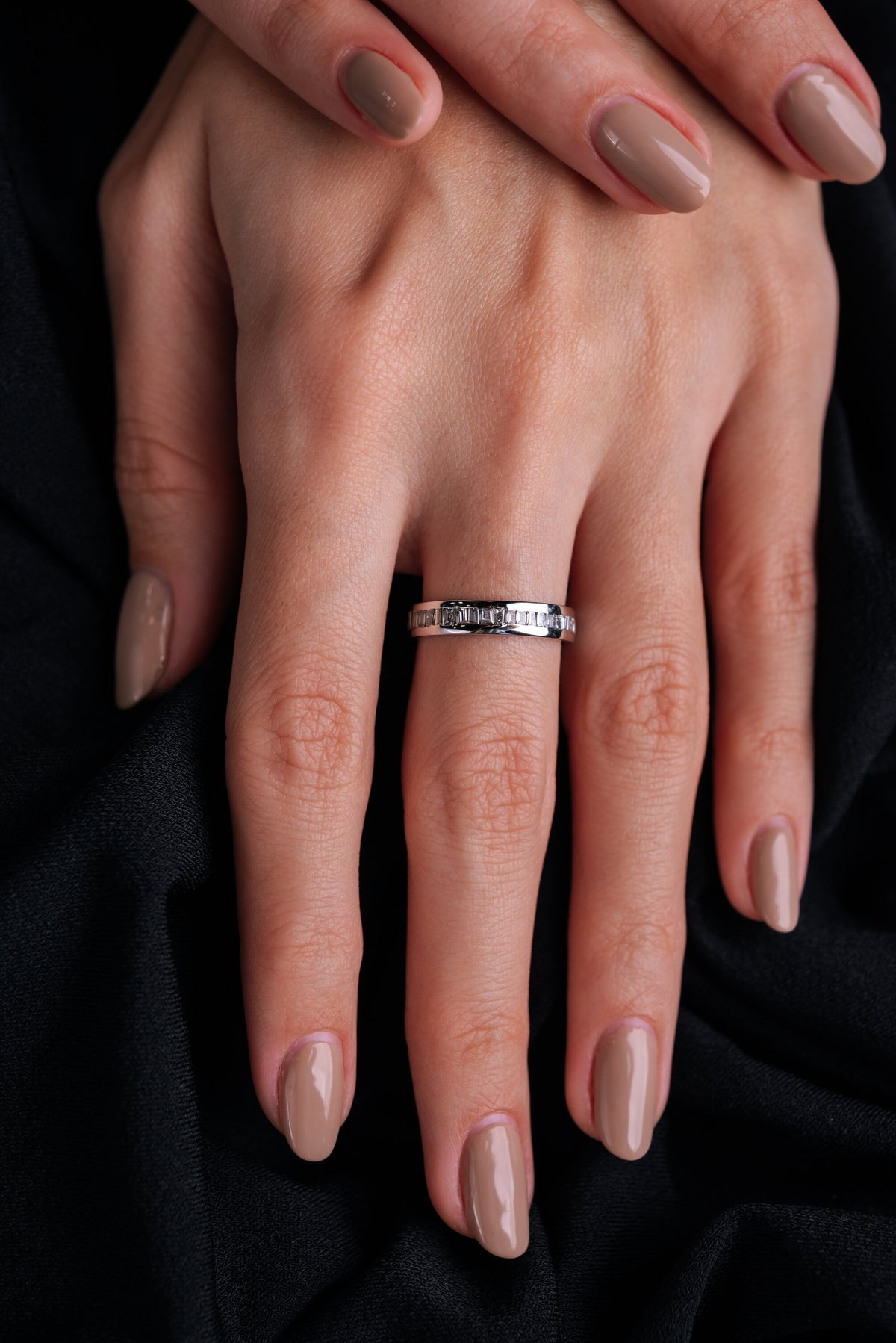 Modern Baget Kesim Pırlantalı Beyaz Altın Yüzük