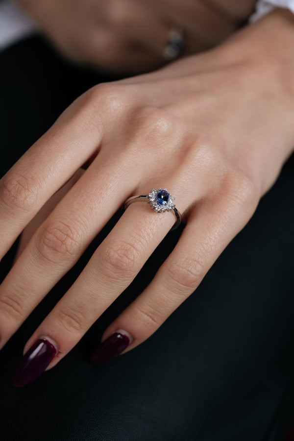Oval Topaz ve Pırlanta Beyaz Altın Yüzük