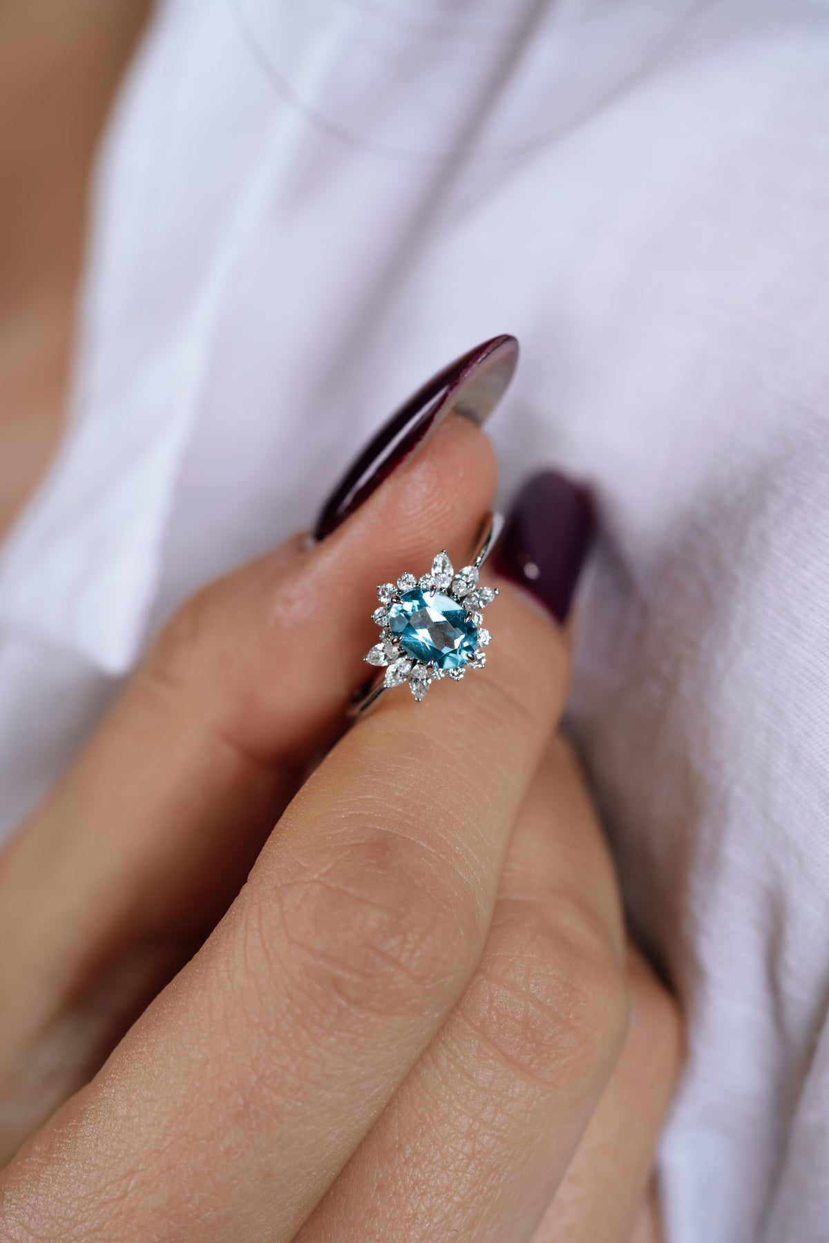 Oval Mavi Topaz ve Pırlanta Beyaz Altın Yüzük
