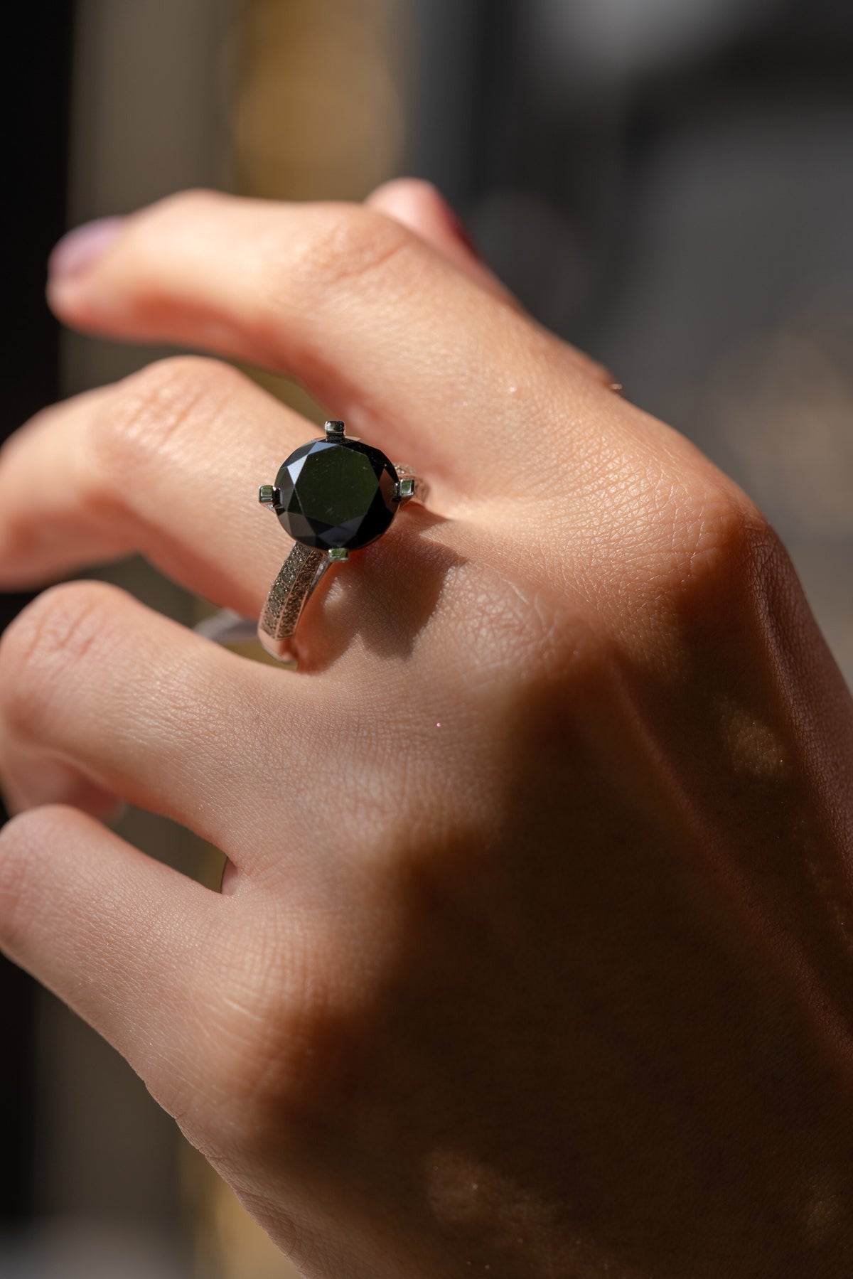 Siyah Pırlanta Yuvarlak Altın Yüzük